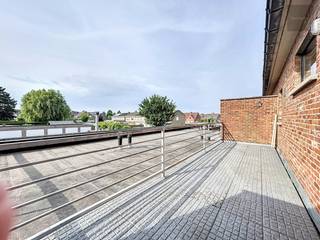 Op het rustige Kerkplein van Waregem - Beveren-Leie treffen we dit gezellig duplex-appartement op de 1e en 2e verdieping.<br />De eigendom omvat inkom met trap, lichtrijke living, ingerichte keuken, ruim terras 15m² achteraan, berging, drie slaapkamers, ingerichte badkamer met ligbad en garage.<br />Het appartement is beschikbaar vanaf 01/01/2027.