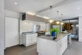 Zeer nette gezinswoning met 4 slaapkamers in een rustige doodlopende straat op een perceel van 809m².<br /><br />INDELING<br /><br />Gelijkvloers<br />De ruime inkomhal met gastentoilet (17m²) geeft toegang tot de lichtrijke leefruimte bestaande (42m²) uit een zit- en eethoek. Een gashaard zorgt hier voor een gezellige warmte.<br />Via de glazen deur komt men vervolgens in de grote en prachtige, professioneel uitgeruste keuken op steentapijt die baadt in het licht dankzij de grote ramen die voorzien zijn van elektrische screens.<br />De keuken (34m²) bestaande uit 2 aparte zones beschikt o.m. over een amerikaanse koelkast, een professionele supersnelle vaatwasser, een steamer en microgolf en gril (Gagenau). <br />Via een schuifdeur kan men de kelder betreden en ook de voomalige garage die momenteel is ingericht als werkruimte (23m²) met daarin vele maatkasten en ook plaats voor een wasmachine en droogkast.<br /><br />Verdieping<br />Hier bevinden zich 4 slaapkamers op laminaat (17m² - 16m² - 15m²- 12m²) en de badkamer (12m²) met daarin een toilet, bad, douche en dubbel lavabomeubel met maatkasten.<br /><br />Kelder/zolder<br />De woning heeft een ruime droge kelder (30m²) en is verder volledig onderkelderd. De zolder is bereikbaar via een vliertrap en kan dienst doen als bergruimte.<br /><br />Tuin<br />In de tuin is er achteraan een bijgebouw (77m²) dat bestaat uit een garage en werkplaats met vele bergkasten. Hier is ook krachtstroom en een alarm voorzien.<br /><br /><br />BIJZONDERHEDEN<br />- gunstig EPC C (269 Kwh/m²/j)<br />- verwarming op stookolie<br />- aansluiting gas is al voorzien<br />- alarm in woning en bijgebouw<br />- waterontharder<br />- waterput<br />- veel maatkasten<br />- screens, rolluiken (deels elektrisch) en vliegenramen<br />- achterzijde perceel ligt in agrarisch gebied<br /><br />POSITIEVE ASPECTEN<br />- zeer nette, verzorgde woning<br />- veel lichtinval<br />- mooie tuin<br />- prima ligging, in rustige verkaveling nabij het centrum en op het einde van een doodlopende straat<br />- unieke keuken<br />- asbestveilig