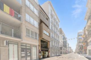 Ontdek dit veelzijdige opbrengstgebouw in de bruisende Kerkstraat, de belangrijkste winkelstraat van Blankenberge en vlak bij de trappen naar de Zeedijk. Dankzij de uitstekende zichtbaarheid en de grote passage geniet dit pand van een absolute A-locatie.<br /><br />Het handelsgedeelte omvat op het gelijkvloers een winkelruimte van 46 m² met een opvallende etalage. Op de eerste verdieping bevindt zich nog 19 m² extra handelsruimte. De volledig onderkelderde verdieping van 36 m² biedt ruime opslagmogelijkheden.<br /><br />Het woongedeelte strekt zich uit over de bovenliggende verdiepingen. De tweede verdieping beschikt over een kamer van 31 m² met toilet. Op de derde verdieping bevinden zich een gezellige leefruimte met keuken van 36 m², een balkon en een afzonderlijk toilet. De vierde en vijfde verdieping omvatten drie bijkomende kamers, een badkamer met dubbele lavabo, douche en toilet, en een praktische berging van 7 m².<br /><br />Het eigendom wordt enkel verkocht wegens verhuis naar een nabijgelegen pand in de Kerkstraat. <br /><br />Neem contact met ons op voor meer informatie of een bezoek! <br /><br />