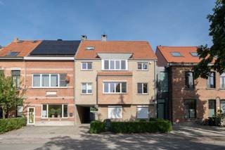 <p><span>Prachtige Duplex met royaal terras nabij het centrum van Edegem</span></p><p><span>Zeer gunstig gelegen nabij het centrum en genietend van een magnifiek uitzicht op de pluktuin van het Hof Ter Linden, nabij winkels, scholen en de invalswegen. </span></p><p><span>Deze mooie duplex van 160 m² + 35 m² terras bevindt zich in een kleine residentie van 3 appartementen en is gelegen op de 2</span><span><sup>de</sup></span><span> en 3</span><span><sup>de</sup></span><span> verdieping. De lift brengt u rechtstreeks in het appartement. </span></p><p><span>Het geheel bestaat uit een inkomhal, een leefruimte met een mooie parketvloer en gashaard die rechtstreeks toegang bied op het grote terras, De open keuken beschikt over alle nodige ingebouwde toestellen alsook een kleine ontbijthoek. Verder vinden we op dit verdiep een hal met maatkasten, 1 slaapkamer, een ruime badkamer met Bad en douche alsook een aparte wc. Op de 2</span><span><sup>de</sup></span><span> verdieping één kleine slaapkamer, een wasplaats/berging, een aparte wc en één grote slaapkamer met dressing en klein terras.</span></p><p><span>Tenslotte ligt er achter het gebouw een privatieve, verplicht mee aan te kopen, garagebox (€ 30.000,- Euro). Contacteer ons VIA 03 400 43 23 voor meer info of een bezoek</span></p><p><span> </span></p><p><span>+ Zeer gunstige ligging</span></p><p><span>+ Landelijk en open uitzicht </span></p><p><span>+ Groot terras</span></p><p><span>+ Kleine residentie/lage alg. kosten</span></p><p><span>+ EPC B / Asbestvrij</span></p><p><span> </span></p>