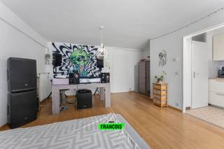 Welkom in dit ruime en lichtrijke appartement 🏡, ideaal gelegen op het bruisende Monacoplein in Oostende. Dankzij de centrale ligging bevindt u zich op wandelafstand van de zeedijk en het strand 🌊, tal van winkels 🛍️, gezellige horecazaken ☕🍴 en het openbaar vervoer 🚋. Hier woont u midden in het levendige stadsleven, met toch alle rust en comfort van een goed ingedeeld appartement.<br /><br />Het appartement biedt een ruime leefruimte 🛋️ waar natuurlijk licht overvloedig binnenvalt. De praktische keuken 🍳 is volledig uitgerust en biedt alles wat u nodig heeft om comfortabel te koken. Verder zijn er twee volwaardige slaapkamers 🛏️ die voldoende plaats en privacy garanderen. De badkamer 🛁 is praktisch ingericht en klaar voor gebruik.<br /><br />Kortom: een instapklaar appartement met alles binnen handbereik – ideaal als vaste woonst, tweede verblijf of investering!