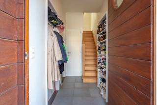 Deze karaktervolle en centraal gelegen woning met 3 slaapkamers geniet de volgende indeling: <br /><br />gelijkvloers: inkomhal met apart gasten toilet, royale leefruimte op niveau met originele lichtstraat, ruime tweede leefruimte met open keuken. Middels een dubbele schuifraam geniet u toegang tot het terras en de zuid gelegen tuin. <br /><br />verdiep: master-bedroom (15m²) met naastgelegen badkamer (voorzien van ligbad en lavabo), apart toilet op de nachthall. Verder 2 slaapkamers (13m² - 11m²) met een centrale badkamer voorzien van douche - lavabo en toilet). <br /><br />Langsheen de keuken bevindt zich de naast gelegen garage voorzien van automatische poort en tevens een dubbele deur naar de tuin. (handig, tuinafval etc door de garage en niet door uw woonkamer).<br /><br />Verder een ruime kelder van 37m² met vrije hoogte van 1.70m.<br /><br />Houten ramen met dubbele beglazing (2007) - cv ketel Bosh bwjr. 2024 - 11 zonnepanelen op het dak aanwezig. <br /><br />Nabij scholen - winkels en openbaar vervoer.