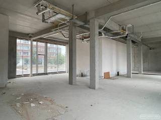 !! Laatste handelsruimte te koop midden in het centrum van het bruisende Zwevegem !!Momenteel hebben een oogartsenpraktijk, boekhoudkantoor,...