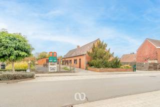 Cherchez-vous une maison à rénover avec un grand jardin? Continuez à lire.Cette maison est située dans une rue calme au centre de Ruien. De...