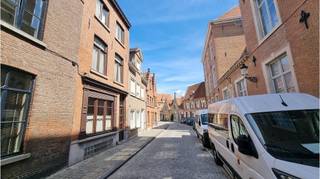 <strong>Ruime 3-slaapkamerwoning </strong>met ruim <strong>STADSTERRAS </strong>en <strong>BORDERTUINTJE</strong>, rustig gelegen net aan de rand van <strong>centrum Brugge</strong>.<br />De comfortabele woonst heeft een vlotte verbinding naar de ring en het centrum van Brugge en ligt nabij winkels en openbaar vervoer.<br />+ Uitstekende mobiscore 9,3 op 10!<br />+ Dichtbij de modaliteiten die de Brugse binnenstad te bieden heeft!<br /><br />Omvat een inkom, afzonderlijk toilet, lichtrijke living, voorplaats, keuken, badkamer, 3 slaapkamers, ruime zolder, ruime kelder en een zeer ruim terras met buitenberging. Dit pand is onderhevig aan de renovatieplicht van residentieel vastgoed opgelegd door de Vlaamse overheid.<br />Vastgoedinformatie in aanvraag.<br />P-score=B G-score=B<br /><br />Bruikbare vloeroppervlakte 233 m²<br />Totale grondoppervlakte 132 m²