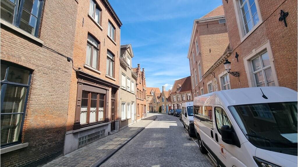 Ruime 3-slaapkamerwoning met stadsterras te koop in Brugge - photo 1