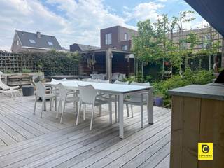 <p><span>Deze prachtige, recente woning in Niel is een perfect voorbeeld van moderne architectuur gecombineerd met optimaal comfort en stijl. Met een bewoonbare oppervlakte van maar liefst 200 vierkante meter en een grondoppervlak van 240 vierkante meter, biedt deze woning een overvloed aan ruimte voor een groot gezin of een comfortabele werkomgeving. De woning beschikt over vier slaapkamers, twee badkamers en een carport. De zonnepanelen met thuisbatterij en de zuid west georiënteerde tuin maken deze woning compleet.</span></p><p><span> </span></p><p><span>MODERNE ARCHITECTUUR EN OPTIMALE LEEFRUIMTE</span></p><p><span><br />De woning valt op door haar stijlvolle bakstenen gevel in warme tinten, met een verzorgde, geëffende voorgevel die direct uitnodigt om binnen te treden. Parkeermogelijkheid voor de woning is een absolute meerwaarde en biedt extra plaats voor meerdere voertuigen.</span></p><p><span> </span></p><p><span>OPEN EN LICHTVOL INTERIEUR</span><span><br /></span><span>Het interieur is ontworpen met het oog op een open leefconcept, waarin licht en ruimte de hoofdrol spelen. De hoofdleefzone bestaat uit een ruime gourmetkeuken met kookeiland, die naadloos overgaat in de eet- en zithoek. De keuken is uitgerust met moderne ingebouwde apparatuur, waaronder dubbele ovens en heeft een elegant ontwerp met witgelakte afwerking en donkere details. Grote glazen schuifdeuren verbinden de binnenruimte met de tuin en het terras, wat zorgt voor een perfecte overgang tussen binnen en buiten.</span></p><p><span>De woonkamer is voorzien van warme houten vloeren en biedt een gezellige zithoek met een relaxzetel en voldoende ruimte voor comfort. Drie grote ramen zorgen voor overvloedig natuurlijk licht waardoor de woonkamer nog ruimer aanvoelt. De afwerking van deze ruimte combineert neutrale muurkleuren met accenten in donker hout en subtiele, decoratieve elementen die de sfeer versterken.</span></p><p><span> </span></p><p><span>VRIJHEID IN DE SLAAPKAMERS</span><span><br /></span><span>De vier slaapkamers bieden ongekende flexibiliteit, of het nu gaat om een gezin of extra werkruimtes. De masterbedroom heeft inbouwkledingkasten en een donker accentmuur, wat zorgt voor een intieme en rustgevende sfeer. Twee extra slaapkamers zijn voorzien van grote ramen die veel natuurlijk licht binnenlaten en warme vloeren die comfort bieden. De vierde slaapkamer biedt tal van mogelijkheden, bijvoorbeeld als kantoor, hobbyruimte of logeerkamer met ensuite douchekamer.</span></p><p><span> </span></p><p><span>LUXUEUZE BADKAMER</span><span><br /></span><span>De badkamer is volledig uitgerust met met dubbele wastafel, ligbad en inloopdouche. Het design combineert donkere tegels met witte oppervlakken, wat zorgt voor een strakke en verfijnde uitstraling.</span></p><p><span> </span></p><p><span>BUITENLEEFGENOT EN PRIVACY</span><span><br /></span><span>Buiten biedt het pand een royale terrasruimte met buitenkeuken en jacuzzi. De zorgvuldig aangelegde tuin biedt privacy en ontspanning met onderhouden beplanting en houten accenten die het geheel compleet maken.</span></p><p><span> </span></p><p><span>PRAKTISCH EN ENERGIE-EFFICIËNT</span><span><br /></span><span>De carport biedt voldoende ruimte voor meerdere voertuigen en extra opslag. Het pand is verder voorzien van moderne verwarming en zonnepanelen op het dak, wat bijdraagt aan de energie-efficiëntie en het comfort van het huis.</span></p><p><span> </span></p><p><span>EEN BALANS TUSSEN MODERNE LUXE EN PRAKTISCHE WOONRUIMTE</span><span><br /></span><span>Dit unieke pand in Niel biedt een perfect evenwicht tussen moderne luxe, praktische woonruimte en buitenleefgenot, en is daarmee ideaal voor het veeleisende gezin. Het is de perfecte plek voor wie comfort, stijl en energie-efficiëntie waardeert.</span></p><p><span> </span></p><p><span>OMGEVING:</span></p><p><span>Deze woning bevindt zich in een rustige, kindvriendelijke buurt waar enkel plaatselijk verkeer komt. Het is de ideale plek voor gezinnen die op zoek zijn naar een veilige en ontspannen omgeving. De woning ligt op wandelafstand van de supermarkt Jumbo, en is omringd door groene speelvelden en prachtige wandel- en fietsroutes langs de Rupel.</span></p><p><span>Dankzij de vlotte verbindingen naar Brussel, Antwerpen en Mechelen ben je snel in het stadscentrum, terwijl je hier in alle rust kunt genieten van het buitenleven. De speeltuinen in de buurt maken het een perfecte plek voor jonge gezinnen.</span></p><p><span>Kortom, een woning die niet alleen biedt wat je nodig hebt, maar ook de rust en ruimte om te genieten van het leven.</span></p><p><span> </span></p><p><span>EXTRA VOORDELEN:</span></p><ul><li><span>Recente woning ( 2017)</span></li><li><span>4 slaapkamers en 2 badkamers</span></li><li><span>Zonnepanelen met batterij</span></li><li><span>Carport </span></li><li><span>Zuid west georiënteerde tuin</span></li><li><span>Veel natuurlijke lichtinval</span></li><li><span>Gunstig epc ( A – label)</span></li><li><span>Elktriciteit conform</span></li><li><span>Vloerverwarming</span></li><li><span>zonnetent aanwezig </span></li></ul><p><span> </span></p><p><span>Bent u klaar om de stap te zetten naar dit droomhuis? Maak vandaag nog een afspraak voor een bezichtiging en ontdek zelf wat deze woning te bieden heeft!</span></p><p><span> </span></p><p><span> </span></p>