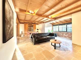 Waregem, Sint-Eloois-Vijve, nabij de Waterhoek: Landelijk gelegen woning met bijgebouw/ opslagplaats; Gunstige rustige toplocatie doch dichtbij alles wat men nodig heeft aan winkels, bakker, slager, openbaar vervoer alsook verbindingen naar de E17; Indeling woning: Inkomhal, gastentoilet met handwasser; Berging met wasplaats en hoek met technieken: vernieuwde warm/koudwaterleidingen, vloerverwarming, elektriciteit,..; Gelijkvloerse master bedroom met aansluitend, een badkamer met inloopdouche, wastafel en ligbad; L-Vormige woonkamer gashaard; Open keuken met eiland en ontbijthoek en alle comfort (vaatwas, koelkast, gasvuur en oven Borretti, afzuigkap, stenen gootsteen, natuurstenen werkbladen,..); Afwerking in natuursteen en hoogwaardige steen- en houten materialen; Droge ruime kelder; Traphal, uitgekleed met ledverlichting naar bovenverdieping; Deze ruimtes vragen nog wat afwerking in de hal en de ruimte voorzien voor een tweede badkamer; Nog 2 ruime slaapkamers; Combi dubbele beglazing/ hoogrendementsbeglazing in kunststof en hout; Vloerverwarming (gv) en centrale verwarming (boven) via aardgas; EPC D; Conforme elektrische installatie; Bijgebouw met opslagruimte waarin nog een ingerichte studio is met keukenblok, woonkamer en badkamer met inloopdouche, wastafel en toilet; Carport en mooi aangelegde binnenkoer; Grote aangelegde tuin, een royaal perceel, volledig voorzien van een degelijke omheining, een geautomatischeerde zwartmetalen schuifpoort en mooie groenzones; Eigendom die veel privacy en ruimte biedt; Vrij: bij akte na betaling; Info en bezoek: info@elet.immo;