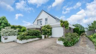 <p>Op zoek naar ruimte, rust en een prachtig groen uitzicht? Dan is deze uitstekend onderhouden woning aan de <strong>Korpse straat 59 in Donk (Herk-de-Stad)</strong> absoluut een bezoek waard. Gelegen in een rustige straat geniet u hier van een unieke combinatie van privacy, natuur en een vlot wooncomfort.</p>
<p><strong>Verrassend ruim met 4 slaapkamers gelegen in landelijke omgeving</strong></p>
<p>De woning verkeert in zeer goede staat, heeft een bewoonbare opp. van 217 m² en beschikt over een uiterst praktische indeling:</p>
<ul>
<li><strong>Gelijkvloers:</strong> Een inkomhal met gastentoilet en vestiaire biedt toegang tot de lichtrijke leefruimtes met een eethoek en een sfeervolle zithoek met gezellige speksteenkachel. Achter een hoekje maar nog steeds deel van de leefruimte bevindt zich een bureel. Koken gebeurt in de kwalitatieve SieMatic-keuken. Een wasplaats en inpandige garage (mogelijkheid tot ombouwen naar kantoor) maken dit niveau compleet.</li>
<li><strong>Verdieping:</strong> De nachthal leidt naar 4 ruime slaapkamers en een volledig uitgeruste badkamer met toilet, dubbele wastafel, ligbad en douche.</li>
<li><strong>Kelder:</strong> De woning is voor de helft onderkelderd, perfect voor extra praktische opslagruimte.</li>
</ul>
<p><strong>Een groen paradijs van 30 are met achteraan een bos en perenbomen</strong></p>
<p>Het royale perceel van 3.005 m² is ca. 150 meter diep en biedt een ongezien buitenleven:</p>
<ul>
<li><strong>Zon & privacy:</strong> Het deels overdekte terras (40 m²) is ideaal westgericht. De tuin is prachtig aangelegd met fruitbomen, leilindes en knotwilgen.</li>
<li><strong>Uniek uitzicht:</strong> De achterste perceelsgrens wordt gevormd door de kabbelende Melsterbeek, met daarachter blijvend groene weilanden. Er is tevens een carport met extra berging.</li>
</ul>
<p><strong>Technisch up-to-date & duurzaam</strong></p>
<p>Ook op praktisch vlak scoort deze woning uitstekend:</p>
<ul>
<li><strong>Geen renovatieverplichting:</strong> De woning behaalt een comfortabel EPC-label D.</li>
<li><strong>Energie & Veiligheid:</strong> Het dak werd in 2023 volledig vernieuwd en uitgerust met 18 zonnepanelen (groenestroomcertificaten tot 2029). Tevens voorzien van een alarmsysteem en camerabewaking.</li>
</ul>
<p><strong>Toplocatie in de Demervallei</strong></p>
<p>U geniet hier van een rustige, landelijke setting vlak bij het Schulensmeer. Tegelijkertijd zijn het gezellige centrum van Herk-de-Stad, lokale scholen en winkels zeer vlot bereikbaar.</p>
<p>Kortom, een instapklare gezinswoning waar comfort, privacy en het buitenleven harmonieus samenkomen.</p>
<p>Korpse straat 59 — 3540 Donk (Herk-de-Stad)<br />Interesse of een bezoek plannen? Contacteer ons kantoor.</p>
<p>We Invest Demervallei - Vastgoed Anders Bekeken</p>
<p></p>
