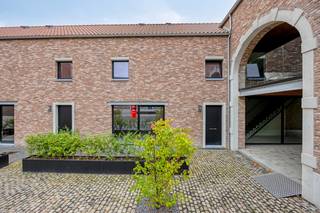 In het landelijke Jeuk, vindt u deze karaktervolle nieuwbouwwoning met twee slaapkamers, een ruime badkamer en een lichtrijke leefruimte met...