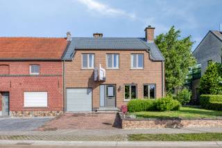 Deze charmante woning geniet van een uitstekende ligging, vlak bij de autosnelweg, het bedrijventerrein van Haasrode en het centrum van Leuven.<br /><br />Via de ruime inkomhal krijgt u meteen toegang tot de garage, het gastentoilet, de gezellige woonkamer en de volledig ingerichte keuken. Zowel vanuit de woonkamer als vanuit de praktische bijkeuken bereikt u de veranda, die aansluit op het terras en de mooie, verzorgde tuin. De tuin is N-W georiënteerd. <br /><br />Op de eerste verdieping bevinden zich 4 volwaardige slaapkamers en een badkamer uitgerust met een douche en dubbele lavabo.<br /><br />De woning heeft betonnen verdiepingen. Het dak werd in 2009 vernieuwd, de woning is uitgerust met een condenserende ketel. Tot slot werden de ramen in 2012 vernieuwd. <br /><br />De grote troef is de prachtige tuin met zicht over de velden.<br /><br />Asbestveilig (maar mogelijk niet asbestvrij). EPC D, geen renovatieverplichting. Elektriciteit is niet conform.<br /><br />Wenst u meer informatie of een bezoek ter plaatse? Aarzel dan niet om contact met ons op te nemen. Wij helpen u graag verder.