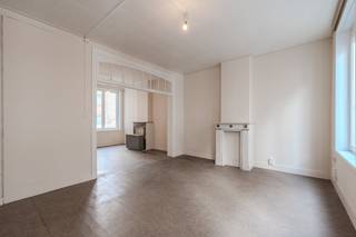 Ontdek dit gezellig 1-slaapkamerappartement te koop, rustig gelegen langs de Sint-Sebastiaanstraat te midden van het bruisende stadscentrum van Oostende. Dit pand geniet van een uitstekende locatie op wandelafstand van het Marie-Joséplein, het strand, het openbaar vervoer en tal van voorzieningen. Gevestigd in een kleinschalig gebouw met slechts twee appartementen, geniet u hier van alle troeven die de stad te bieden heeft.Indeling:- lichtrijke leefruimte - keuken voorzien van een gasfornuis met oven en een dubbele spoeltafel- nachthal- badkamer uitgerust met een lavabo en een ligbad voorzien van douchestang- volwaardige slaapkamer (14m²)- afzonderlijk toiletBovendien beschikt dit appartement over een handige, privatieve zolderruimte (15m²) op de derde verdieping, vlot te betreden via de gemeenschappelijke gang.Pluspunten:- kleinschalige residentie - geen syndicuskosten- absolute toplocatie - extra bergruimte dankzij de privatieve zolderBent u op zoek naar een gezellig appartement te koop te midden van het stadscentrum van Oostende? Contacteer ons snel voor een bezoek ter plaatse!Bestuursmaatregelen in het maatregelenregister: nee