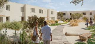 <p><strong>Ontdek het vakantiepark - De Strandloper: Uw Droom of Topinvestering aan de Belgische Kust.</strong></p>
<p>Gelegen in het pittoreske <strong>Bredene aan Zee</strong>, biedt het exclusieve nieuwbouwproject <span>De Strandloper</span> een unieke kans voor wie droomt van een waardevolle investering of een tweede verblijf aan de Belgische kust. Dit moderne project bestaat uit <em><span><strong>30 hoogwaardige vakantiewoningen</strong></span></em> in <span><strong>volle eigendom</strong></span>.</p>
<p><strong>De Strandloper</strong> ligt op 500m van het <strong>strand</strong> en is omgeven door uitgestrekte <strong>duinen</strong>, <strong>rustige stranden</strong> en een groene omgeving. De architectuur van het project sluit naadloos aan bij de kustsfeer, met een verfijnde en moderne uitstraling.</p>
<p>Elke vakantiewoning is ontworpen met een focus op <strong>ruimte</strong>, <strong>licht</strong> en <strong>luxe</strong>. Geniet van de open <strong>leefruimtes</strong>, grote <strong>raampartijen</strong> en privé <strong>terrassen</strong>. De woningen zijn uitgerust met <strong>duurzame materialen</strong> en <strong>energiezuinige technieken</strong>, zodat u zorgeloos kunt genieten van het <strong>comfort</strong> en de <strong>rust</strong>.</p>
<p>Of u nu op zoek bent naar <strong>ontspanning</strong> of een <strong>topinvestering</strong> aan de Belgische kust, <strong>De Strandloper</strong> biedt een perfecte oplossing. <br />De woningen variëren in <strong>indeling</strong> en sluiten aan bij diverse wensen. Het project beschikt over voldoende <strong>parkeermogelijkheden</strong> en ligt in de nabijheid van <strong>winkels</strong>, <strong>restaurants</strong> en tal van <strong>recreatiemogelijkheden</strong>.</p>
<p><strong>De Strandloper</strong> is meer dan een vakantieverblijf – het is een <strong>perfecte uitvalsbasis</strong> voor wie houdt van zowel <strong>rust</strong> als <strong>avontuur</strong>. Met het strand op een steenworp afstand en een regio die uitnodigt tot verkenning, biedt het project alles wat u zoekt.</p>
<p><strong>Neem vandaag nog contact op</strong> voor meer informatie of plan een bezoek aan onze bemeubelde modelwoningen op <strong>Blekkaertstraat 50, Bredene aan Zee</strong>.</p>
<p><strong>Verkoopkantoor ter plaatse op afspraak: info@yess-vastgoed.be / 050 33 59 03</strong></p>