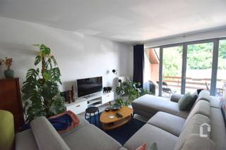 <p><span>Instapklaar duplex-appartement in centrum Zwijnaarde</span></p><p><span> </span></p><p><span>Deze kleinschalige residentie heeft een ideale ligging nabij verschillende grote invalswegen, openbaar vervoer en op fietsafstand van Gent. In het gezellige Zwijnaarde vindt u alles wat u nodig kan hebben: van bakker tot detailzaken, bussen en trams, scholen en universiteiten.</span></p><p><span> </span></p><p><span>Via de gemeenschappelijke trap heeft u toegang tot het appartement op de eerste verdieping. Het appartement bestaat uit een inkom, ruime leefruimte met veel lichtinval, een aansluitend terras achteraan, een praktische keuken met veel opbergruimte. Via de binnentrap gaat u naar de 2 slaapkamers en de badkamer.</span></p><p><span>Op het gelijkvloers is er een garage die bij het appartement hoort.</span></p><p><span> </span></p><p><span>Het appartement zal volledig wit geschilderd worden.</span></p><p><span> </span></p><p><span>EPC: 166 kWh (B-label)</span></p><p><span>Beschikbaar: 01/11/2026</span></p><p><span> </span></p><p><span>Pluspunten:</span></p><p><span>+     Centrale ligging</span></p><p><span>+     Instapklaar appartement</span></p><p><span>+     2 slaapkamers</span></p><p><span>+     Met garage</span></p>