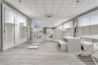 Propriété commerciale d'environ 400 m² à vendre au cœur de Courtrai. Le bâtiment est situé dans la Voorstraat, la rue commerçante de...