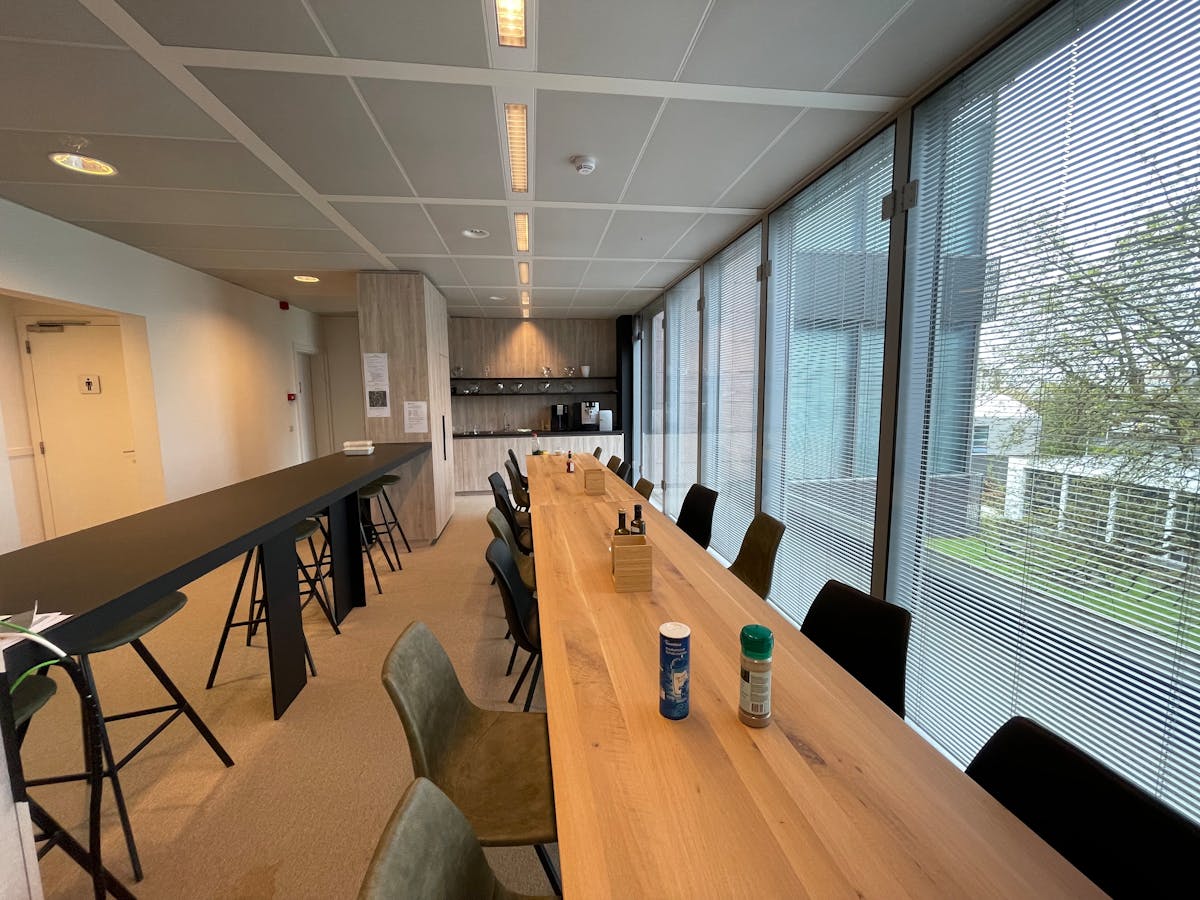 Gemeubelde kantoren (1.005 m²) te huur bij op- & afrit E17/E40 - foto 2