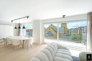 Penthouse lumineux, prêt à emménager, avec façade de 10 m à deux pas de la DumortierlaanCe penthouse entièrement rénové bénéficie d’un emplacement...