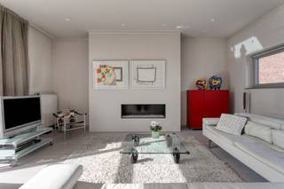 Startprijs 525000. Deze levensloopbestendige woning met lift, in ,de rand van het Zottegemse centrum, werd bekroond met een reportage in Special Bouwen. Zowel binnen- als buitenkant zijn volledig doordacht en werden opgetrokken in kwalitatieve materialen. Het huis kan dienst doen als woning met praktijkruimte of als ruime gezinswoning waar je comfortabel kan vertoeven. <br />Indeling als volgt: Inkomhal met ingebouwde kasten, toilet, natuurstenen vloer, trap en lift naar boven, dubbele inpandige garage met wasruimte en toegang tot het tuinniveau. Eveneens vinden we hier een slaapkamer met dressing en badkamer met lavabo toilet en inloopdouche. Deze slaapkamer met dressing en toegang tot de tuin, kan eveneens dienst doen als praktijkruimte of thuiskantoor. Met de trap of lift gaan we naar het eerste verdieping waar een glaspartij over de hele breedte van het huis, het zicht op de tuin en het terras verzorgt. Een open keuken met granieten werkblad, ingebouwde kasten en een open eet- en zithoek zorgen voor een open vloerplan op het eerste verdieping. Op het tweede verdiep, vinden we nog een polyvalente open ruimte met zicht op de tuin, welke huidig dienst doet als bureelruimte met zicht op de tuin. Een extra badkamer en nog 2 (makkelijk omvormbaar naar 3) slaapkamers. Eveneens vinden we hier toegang tot een kleine bergingszolder. <br />Absolute voordelen van dit pand: centrale ligging nabij centrum Zottegem, gunstig EPC, elektrische installatie conform, centraal stofzuigersysteem, instap klaar. Ruime open leefruimtes, lift van beneden tot boven. Kwalitatieve materialen, zoals parket, natuursteen, granieten aanrecht, enz. Gelieve op de advertentie te reageren of te mailen naar matthias@albert.immo, wij contacteren u.