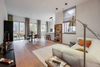 <p>Dit charmante gelijkvloers appartement is gelegen in de Zandstraat 14 te Zoersel, in een groene en residentiële omgeving met een uitstekende bereikbaarheid. Dankzij de vlotte verbinding naar de E34 en omliggende gemeenten zoals Zoersel-centrum, Halle en Sint-Antonius woont u hier centraal, met winkels, scholen, sportfaciliteiten, een speeltuin en openbaar vervoer in de nabije omgeving.</p>
<p>Via de verzorgde inkomhal betreedt u de lichtrijke leefruimte. Grote raampartijen en hoge plafonds zorgen voor een aangenaam ruimtegevoel en veel natuurlijke lichtinval. Aansluitend bevindt zich de functionele keuken met voldoende opbergruimte en een praktische verbinding met de leefruimte.</p>
<p>Het appartement beschikt over twee volwaardige slaapkamers die flexibel kunnen worden ingericht als slaap-, bureau- of hobbyruimte. Verder zijn er een apart toilet, een badkamer met lavabomeubel en inloopdouche, en een ruime wasplaats/berging die extra comfort en opbergruimte biedt.<br /><br />Een absolute troef is de onderhoudsvriendelijke tuin met terras, waar u in alle comfort kunt genieten van het buitenleven. De ruime oprit voor het gebouw biedt extra parkeergelegenheid. Via een aparte toegang bereikt u bovendien rechtstreeks de keuken en de tuin, wat bijzonder praktisch is in het dagelijkse gebruik.</p>
<p>Bij het appartement hoort een ruime ondergrondse parkeerplaats van circa 23 m², verplicht bij aan te kopen aan €25.000. Daarnaast is er een aparte kelderberging, eveneens verplicht bij aan te kopen aan €5.000. Optioneel kan een tweede ondergrondse parkeerplaats worden aangekocht.<br /><br />Meer informatie of een bezoek ter plaatse?<br />Neem vrijblijvend contact op met Kato via kato@reds.be</p>