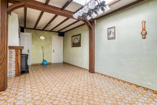 Goedgelegen woning bestaande uit hal met voorplaats, ruime living met aansluitend keuken, bijkeuken, toilet en badkamer. De 1ste verdieping omvat...