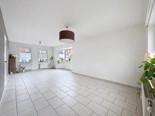Op zoek naar een <strong>ruime gezinswoning</strong> in Melsele? <br /><br />Bij het binnenkomen kom je in de inkomhal met apart toilet.<br />Aansluitend bevindt zich de lichtrijke leefruimte met de keuken, die uitkijkt op de tuin. Naast de keuken is er een aparte berging voorzien.<br /><br />Op de eerste verdieping bevinden zich <strong>twee ruime slaapkamers</strong> en een badkamer met douche, lavabomeubel en toilet.<br /><br />De tweede verdieping omvat een<strong> derde slaapkamer</strong> en een extra kamer die kan worden ingericht als bureau of hobbyruimte.<br />Daarnaast is er op deze verdieping ook nog een aparte berging aanwezig.<br /><br />Buiten beschikt de woning over een ruime oprit, <strong>een garage</strong> en een gezellig <strong>tuintje</strong>.<br /><br /><strong>Praktische informatie:</strong>
<ul>
<li>Beschikbaar vanaf 1/11/2026</li>
<li>Huurwaarborg: 3 maanden huur (€3.900-)</li>
<li>Combi ingaande + uitgaande plaatsbeschrijving: € 342,5,- incl. 21 % BTW (per partij)</li>
</ul>
Interesse? Neem gerust contact op voor meer informatie of een bezoek ter plaatse.<br /><br />Neem een kijkje op www.immoselekt.be voor ons volledige huuraanbod.
