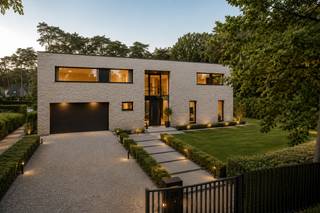 <p>Te koop: ruime casco open bebouwing in Keerbergen, vlakbij het centrum en alle voorzieningen.</p>

<p> </p>

<p>Deze casco nieuwbouwwoning biedt een unieke kans voor wie een huis wil kopen dat nog volledig naar eigen smaak afgewerkt kan worden. De woning wordt casco opgeleverd, waardoor je zelf de indeling en afwerking verder kan personaliseren. Met een ruim perceel van 34,6 are geniet je hier van veel buitenruimte en privacy. De ligging nabij het centrum van Keerbergen, scholen, en invalswegen zorgt bovendien voor een vlotte en praktische woonomgeving. Dankzij de royale volumes en de aanwezigheid van 5 slaapkamers en 3 badkamers is dit huis ideaal voor grote gezinnen of wie wonen en werken wil combineren.</p>

<p> </p>

<p><strong>Belangrijkste ruimtes</strong><br />• Inkomhal met toegang tot de verschillende ruimtes<br />• Ruime woonkamer met veel mogelijkheden voor een lichtrijke inrichting<br />• Keukenruimte klaar om volledig naar eigen smaak ingericht te worden<br />• Praktisch bureel, ideaal voor thuiswerk of hobbyruimte<br />• Berging met extra opbergruimte<br />• Dubbele garage geïntegreerd in de woning<br />• 3 ruime slaapkamers met tal van indelingsmogelijkheden<br />• 1 ruime suite met dressing en badkamer op de gelijkvloerse verdieping<br />• 1 ruime suite met dressing en badkamer op de eerste verdieping<br />• 1 aparte badkamer</p>

<p> </p>

<p>Troeven<br />• Ruim perceel van 34,6 are met veel privacy en buitenruimte<br />• Casco oplevering: volledige vrijheid in afwerking en inrichting<br />• Centrale ligging vlakbij centrum van Keerbergen, scholen en invalswegen</p>

<p> </p>

<p>Neem vandaag nog contact op met je ERA-makelaar voor een bezoek.</p>

<p> </p>

<p>JOUW DROOMHUIS. ZO GEVONDEN!</p>