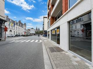 Unieke commerciële handelsruimte met maar liefst 22 meter vitrine op een absolute toplocatie in hartje Gent!<br /><br />Deze nieuwbouw handelsruimte is gelegen aan de Vlasmarkt, één van de meest zichtbare en levendige locaties in het centrum van Gent. Dankzij de indrukwekkende gevelbreedte/vitrine van maar liefst 22 meter geniet het pand van een uitzonderlijke visibiliteit en een overvloed aan natuurlijke lichtinval.<br /><br />De handelsruimte beschikt over een oppervlakte van 138 m² op het gelijkvloers en bestaat uit één grote, open ruimte met afzonderlijk sanitair gedeelte. Vanuit de handelsruimte is er via een vaste trap toegang tot een volwaardige en perfect bruikbare kelderverdieping van 129 m².<br /><br />Totale bruikbare oppervlakte: ca. 267 m².<br /><br />Het pand wordt kwalitatief afgewerkt en voorzien van vloerverwarming en -koeling via een geothermische warmtepomp, afgewerkte vloeren en pleisterwerken. Verdere afwerking en inrichting kunnen in overleg met de eigenaar worden besproken.<br /><br /><strong>Algemene info:</strong>
<ul>
<li>Absolute toplocatie aan de Vlasmarkt in Gent</li>
<li>Uitzonderlijke commerciële visibiliteit</li>
<li>Maar liefst 22 meter gevel/vitrine</li>
<li>Zeer veel natuurlijke lichtinval</li>
<li>138 m² handelsruimte op het gelijkvloers</li>
<li>129 m² volwaardige en bruikbare kelder</li>
<li>Geothermische warmtepomp</li>
<li>Vloerverwarming en -koeling</li>
<li>Nieuwbouw</li>
</ul>
Verdere afwerking bespreekbaar met eigenaar<br />Beschikbaar vanaf 01/12/2026<br /><br />Een uitzonderlijke opportuniteit voor wie op zoek is naar een commerciële toplocatie met maximale zichtbaarheid in het centrum van Gent.<br /><br />Een absolute topper!