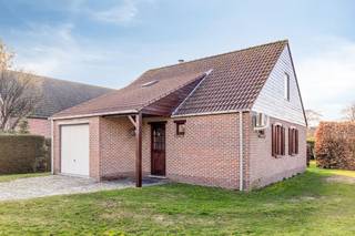 De lichtrijke woonkamer van 36m² beschikt over een gezellige houtkachel. Vanuit de woonkamer heb je zicht en toegang tot het terras en de tuin.De keuken (10m²) is ingericht met een ijskast, oven, kookvuur, spoelbak, vaatwasser en voldoende kastruimte. Aansluitend op de keuken is er een berging (4m²).Op het gelijkvloers vinden we nog een ruime inkomhal (8m²) op tegelvloer met gastentoilet.Op de eerste verdieping zijn er twee slaapkamers (20m² en 10m²) en een badkamer (8m²). De badkamer is voorzien van een douche, dubbele wastafel met meubel en een toilet.Buiten is er een grote tuin met overdekt terras en een tuinhuis. Het tuinhuis is ingericht als gastenverblijf met een keukentje, toilet en douche.Bijzonderheden:- Zonnepanelen in de tuin- Inpandige garage van 20m²- Bergzolder