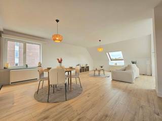 <p><span>HENRI SPILLEMAECKERSSTRAAT 3 / 7, 2850 BOOM</span></p><p><span>Penthouse met drie slaapkamers</span></p><p><span> </span></p><p><span>Op zoek naar een appartement met de ruimte van een huis?</span></p><p><span>Kom dan zeker eens kijken naar dit penthouse!</span></p><p><span> </span></p><p><span>Dit appartement biedt veel ruimte en lichtinval.</span></p><p><span>Het werd in 2026 helemaal vernieuwd en klaargemaakt voor een volgende bewoner.</span></p><p><span> </span></p><p><span>We vinden in het appartement een ruime leefruimte met open keuken, drie volwaardige slaapkamers, een badkamer, een apart toilet en een ruime wasberging.</span></p><p><span>Daarnaast zijn er twee ruime terrassen (!) zodat je afwisselend van een hele dag van de zon of schaduw kan genieten.</span></p><p><span> </span></p><p><span>De keuring elektriciteit is conform tot 2051 (!)</span></p><p><span>Het appartement is Asbestveilig.</span></p><p><span> </span></p><p><span>Graag eens komen kijken? Contacteer ons via 03 888 44 01 of via <span>info@immodillen.be</span></span></p><p><span> </span></p>