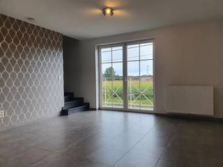 LET OP: u kan uw domicilie adres hier NIET vestigen !<br /><br />Dit recent duplex appartement is gelegen in Onze-Lieve-Vrouw Olen, op fietsafstand van winkels, openbaar vervoer, scholen, het shopping park, station, ..., en met een vlotte verbinding naar de omliggende gemeentes Geel, Westerlo, Herentals en Kasterlee, alsook de E313 en de E34. <br /><br />Het appartement is gelegen op de 1ste en 2de verdieping van een kleinschalig gebouw.<br /><br />De open leefruimte op de eerste verdieping bestaat uit een zithoek en een open keuken met vaatwasser, combi-oven, inductievuur, dampkap en koelkast. Aansluitend is er een badkamer met douche, lavabo, toilet en voorzieningen voor een wasmachine en droogkast.<br /><br />Op de verdieping geeft de nachthal uit op 2 ruime slaapkamers. Een bergzolder biedt de nodige stockageruimte.<br /><br />Parkeren kan u vooraan of achteraan het pand en achteraan is er een gemeenschappelijke tuin.<br /><br />De gemeenschappelijke zonnepanelen zorgen voor een lager energieverbruik.<br /><br />Huur: €720/maand | geen gemeenschappelijke kosten | forfaitaire kost voor privéverbruik van gas en elektriciteit: € 145/maand | forfaitaire kost voor TV, internet en privéverbruik water: €95/maand | beschikbaarheid: 01/12/2025 | EPC: 83,61 kWh/m² (label A)