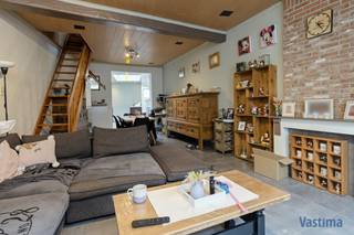 Op een boogscheut van het kloppend hart van de stad treft u deze goed bereikbare stadwoning. De woning onderging op het gelijkvloers reeds een grondige renovatie in 2015-18. Zo werden er nieuwe aan- en afvoerleidingen, centrale verwarming, dubbel glas / pvc, elektriciteit, keuken, badkamer… geplaatst.<br /><br />Bestaande uit een afgeschermde inkom die toegang geeft tot de leefruimte van +/- 40 m² voorzien van hoge plafonds. Het gelijkvloers geniet van een open structuur tussen woonkamer en keuken. Achterbouw werd tevens grondig gerenoveerd en is voorzien van ingerichte keuken, badkamer met inloopdouche en toilet.<br /><br />Op het verdiep treffen we 3 slaapkamers en open bureau/dressing. Deze dienen verder onder handen genomen te worden.<br /><br />De stadstuin beschikt over een ruim terras en groengedeelte.<br /><br />Gunstig KI van 466 EURO! Voor de snelle beslissers!<br /><br />Mogelijkheid tot aankoop aan 2 % verkooprechten (mogelijkheid tot extra rechtenvermindering van 1.867,00 euro), te verbouwen aan 6 % BTW!<br /><br />Stedenbouwkundige inlichtingen: in aanvraag.<br /><br />Meer info of een bezoek? Contacteer Vastima.