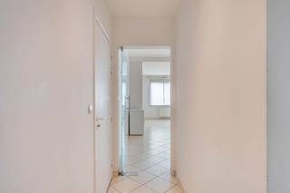 Dit leuke appartement is gelegen op het gelijkvloers van een kleinschalige residentie en is vrij van bewoning bij de akte. Het appartement biedt een bijzonder rustige ligging omwille van het feit dat het gebouw teruggetrokken ligt van de straat en achteraan aan een groenpark grenst. De tuin met een terras is een absolute meerwaarde en oase van rust binnen het centrum van Leuven.<br />Het appartement is gemakkelijk te bereiken vanuit het parkingverdiep dat op straatniveau gelegen is. De lift brengt uit namelijk vanuit het parkingverdiep tot aan de voordeur van het appartement.<br /><br /><br />Bestaande uit een inkomhal met een apart toilet en een vestiaire, een lichtrijke leefruimte met een zit- en een eetplaats, een open en volledig ingerichte keuken, een wasplaats, een nachthal, 2 ruime slaapkamers, een badkamer en een privatieve tuin met een terras.<br />In de ondergrond zijn een privatieve kelder en autostaanplaats voorzien alsook een gemeenschappelijke fietsenberging en afvallokaal.<br /><br />EPC 161kWh(B-label)! Elektriciteit conform! Niet-overstromingsgevoelig!<br /><br />Indien u dit leuke appartement graag bezoekt dan kan u mij steeds bereiken op 0495/292080 of via arnaut@immojanstas.be.<br /><br />Bijkomende info (EPC, bodemattest, elektriciteitsattest, enz...) kan U hier downloaden ↓