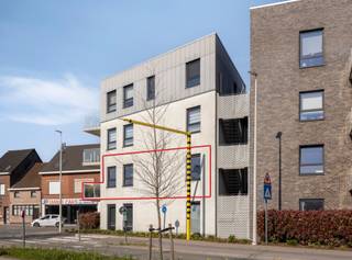 <p><span>LICHTRIJK EN RUIM APPARTEMENT MET 2 SLAAPKAMERS, LEUK TERRAS, AUTOSTAANPLAATS EN KELDERBERGING.</span></p><p><span>Dit instapklaar appartement is gelegen op de 1ste verdieping van residentie "Poort van Noeveren" nabij het centrum van Boom. </span></p><p><span>Het recent appartementgebouw (2019) heeft een hedendaagse architectuur en is uitgerust met een lift. </span></p><p><span>Winkels, scholen, openbaar vervoer, ... zijn bereikbaar binnen wandelafstand. De nabijheid van de A12 verzekert een vlotte bereikbaarheid. </span></p><p><span> </span></p><p><span>Indeling: Inkomhal / WC / ruime, lichtrijke leefruimte met eetplaats en salon (41 m²) - open, prima uitgeruste keuken met indicutiekookplaat, combi-oven, vaatwasser, ... / moderne badkamer met inloopdouche en dubbele wastafel / 2 slaapkamers (3,5 x 3,3m; 3,45m x 2,85m) / bergruimte</span></p><p><span>Autostaanplaats in ondergrondse parkeergarage / handige kelderberging.</span></p><p><span>Leuk, aangenaam terras 9 m². </span></p><p><span>Dit energiezuinig appartement biedt ook kansen voor investeerders op zoek naar vlot verhuurbaar vastgoed.</span></p>