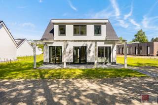 Ruime vakantiewoning (model Narvik) met een woonoppervlakte van ca. 128m² gelegen op een perceel van 511m², de vakantiewoning heeft 3 slaapkamers...