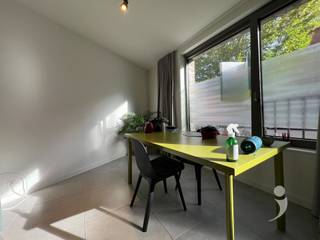 <p><span>Ce magnifique appartement récemment construit est presque prêt à accueillir son premier occupant. L'appartement est situé dans la résidence Luster, dans un quartier calme mais proche de la gare et des principales voies d'accès (E314 - Leuvensesteenweg). Ce site présente une belle architecture avec une attention particulière pour la durabilité. L'utilisation de matériaux à faible consommation d'énergie en combinaison avec un réseau de chaleur (géothermique) a permis d'investir dans le confort des résidents. </span></p><p><span> </span></p><p><span>Cet appartement se trouve au rez-de-chaussée. L'espace de vie avec cuisine ouverte dispose d'une belle terrasse. La salle de bains est équipée d'une douche spacieuse et d'un lavabo. Du côté de la rue se trouve la chambre principale avec une grande fenêtre qui apporte beaucoup de lumière naturelle et une sensation d'espace. Il y a une pièce de rangement pour placer le lave-linge/sèche-linge.</span></p><p><span> </span></p><p><span>Disponible à partir du 1er janvier 2025 après peinture et installation des rideaux. </span></p><p><span>€ provision de 75 euros par mois pour les parties communes</span></p><p><span> </span></p><p><span>Serez-vous le premier résident de cet appartement élégant ? </span><span>Demandez votre visite via notre site web</span></p><p><span> </span></p>