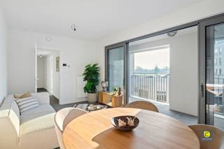 <p><span>Ontdek dit nieuwbouw appartement in het hart van Mortsel, perfect voor wie op zoek is naar een knusse en moderne ruimte. </span></p><p><span> </span></p><p><span>Met een bewoonbare oppervlakte van 54 m², omarmt dit appartement een slimme indeling die licht en ruimte optimaal benut.</span></p><p><span> </span></p><p><span>De ruime woonkamer is het stralende middelpunt, met grote glazen schuifdeuren die zorgen voor overvloedig natuurlijk licht en toegang bieden tot een uitnodigend terras. Hier kunt u genieten van de middagzon.</span></p><p><span> </span></p><p><span>De open keuken is strak en modern, uitgerust met inbouwapparaten, ideaal voor het bereiden van heerlijke maaltijden. De eetruimte vloeit naadloos over, wat een gezellige setting creëert voor etentjes of een ontspannen brunch.</span></p><p><span> </span></p><p><span>De slaapkamer straalt een gevoel van rust en comfort uit, met voldoende ruimte voor al uw benodigdheden. De badkamer is stijlvol ingericht met moderne faciliteiten, waaronder een douche.</span></p><p><span> </span></p><p><span>Dit appartement is perfect voor zowel starters als investeerders die willen profiteren van een levendige omgeving met alles binnen handbereik.</span></p><p><span> </span></p><p><span>Mis deze unieke kans niet om een prachtig stukje Mortsel uw nieuwe thuis te noemen!</span></p>