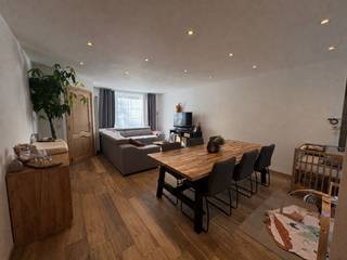 Prachtige woning met 4 slaapkamers op rustige ligging in doodlopende straat nabij het centrum van Meulebeke<br /><br />Op zoek naar een instapklare en energiezuinige gezinswoning? Dan is deze prachtige instapklare woning in de Fabriekstraat te Meulebeke zeker een bezoek waard. Bij het binnenkomen wordt u verwelkomd in een verzorgde inkomhal die toegang biedt tot de ruime en lichtrijke leefruimte enerzijds en de praktische berging anderzijds. Aansluitend bevindt zich de volledig uitgeruste keuken, voorzien van een keramische kookplaat met dampkap, koelkast, oven en vaatwasmachine. Verder beschikt het gelijkvloers over een apart gastentoilet en een gezellig terras waar u heerlijk kunt tot rust komen.<br /><br />Op de eerste verdieping bevinden zich twee ruime slaapkamers en een stijlvolle badkamer met dubbele wastafel en een moderne inloopdouche. De tweede verdieping biedt nog twee extra slaapkamers, waardoor deze woning perfect geschikt is voor een gezin, een thuiswerkplek of hobbyruimte. Dankzij de praktische inrichting met veel lichtinval, de energiezuinige warmtepomp en de centrale ligging vlak bij winkels, horeca, scholen en openbaar vervoer combineert deze woning hedendaags wooncomfort met een uitstekende bereikbaarheid.<br /><br />Bent u op zoek naar een ruime, instapklare woning op een toplocatie in Meulebeke? Klik op deze link: https://francois.pub/4fScDJi en plan uw bezoek vandaag nog of contacteer onze verhuurexpert Norah Vancompernolle via tielt@immofrancois.be of op 051 47 48 47.