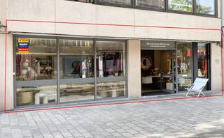 Commercieel gelijkvloers met een opp. van ca. 275 m² en een totale grondoppervlakte van ca. 353 m² gelegen in de Ooststraat te Roeselare, nabij het nieuw aangelegd Stationsplein, ‘Belchicken’, ‘Zeeman,’; … Grote troef is de ruime etalage en gevelbreedte van +- 8 meter .<br />Het pand is onmiddellijk beschikbaar. <br />AANKOOP TEVENS MOGELIJK. <br />Benieuwd naar dit bedrijfsvastgoed te huur in Roeselare? <br />Contacteer info @immodelestre.be of 054 33 62 52. <br />