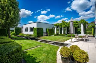 <p><span>Villa luxueusement finie et bien entretenue avec terrain à bâtir adjacent, garage et abri de voiture sur un total d'environ 2.139 m²</span></p><p><span> </span></p><p><span>A proximité du centre du village de Loenhout se trouve cette belle propriété avec de nombreuses possibilités. La villa est prête à être emménagée et offre également un jardin joliment aménagé avec une intimité totale.</span></p><p><span> </span></p><p><span>Aménagement</span></p><p><span>Vous entrez dans la propriété par le hall d'entrée central avec des escaliers menant au premier étage, un vestiaire et des toilettes pour les invités. Depuis ce hall d'entrée avec un grand vide, vous avez accès aux différents espaces de vie de la villa.  A l'avant de la maison se trouve le bureau spacieux avec des armoires et un bureau faits sur mesure. La buanderie spacieuse est équipée de raccordements pour lave-linge et sèche-linge et de divers placards. Le salon spacieux et lumineux se compose d'une salle de télévision, d'un coin salon et d'une salle à manger. La cuisine spacieuse est dotée de finitions de haute qualité et d'appareils encastrés de la marque Gaggenau. </span></p><p><span>#Rez-de-chaussée</span></p><p><span>Le hall de nuit avec un grand grenier donne accès aux quatre chambres à coucher, dont l'une est maintenant convertie en dressing. La chambre principale dispose d'un balcon, la salle de bains spacieuse a été récemment entièrement rénovée et ses finitions sont luxueuses. </span></p><p><span> </span></p><p><span>Garage et abri de voiture</span></p><p><span>Le garage indépendant offre de la place pour deux voitures et est équipé d'une porte sectionnelle automatique. Un grand carport permet d'accueillir un grand camping-car. </span></p><p><span> </span></p><p><span>Jardin et espaces extérieurs</span></p><p><span>La villa est entourée d'un magnifique jardin paysager offrant beaucoup de calme et d'intimité, plusieurs terrasses et une pièce d'eau. Le jardin est équipé d'un éclairage de jardin, d'arroseurs et, grâce à sa position ensoleillée favorable, vous pouvez profiter au maximum du soleil de l'après-midi et du soir. </span></p><p><span> </span></p><p><span>Terrain constructible attenant</span></p><p><span>La vente comprend le terrain adjacent (parcelle cadastrale E907M) de 701 m². Cette parcelle fait partie d'un lotissement approuvé et est entièrement reconnue comme terrain à bâtir. Avec une largeur de rue de 15,48 mètres et une profondeur d'environ 69 mètres, il offre d'excellentes opportunités pour ceux qui souhaitent construire, investir ou loger un membre de leur famille à proximité de leur domicile à long terme. Aujourd'hui, cette parcelle améliore particulièrement l'espace, l'intimité et l'aspect de l'ensemble de la propriété. Le spacieux carport fait partie de ce terrain.</span></p><p><span> </span></p><p><span>Détails</span></p><p><span>Cette maison a été construite en 1992, rénovée en 2014 et 2023, finitions de haute qualité avec des matériaux durables.</span></p><p><span>Cette maison économe en énergie a une cote EPC de 150 kWh (étiquette B) et de nombreuses mesures d'économie d'énergie, y compris 19 panneaux solaires, un chauffe-eau solaire, l'isolation des murs creux, le verre à haut rendement, une chaudière à gaz naturel renouvelée et avec également un système de récupération d'eau, c'est une maison prête pour l'avenir. De plus, vous bénéficierez de l'air conditionné et d'un poêle à bois pour un confort optimal en toute saison.</span></p><p><span> </span></p><p><span>Plus d'informations auprès de notre bureau.</span></p>