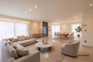 Ruime en lichtrijke villa met 4 slaapkamers en zuidgerichte tuinDeze ruime en bijzonder lichtrijke villa is residentieel gelegen in Overijse, nabij het centrum, openbaar vervoer en belangrijke verbindingswegen. De woning geniet van een uitstekende privacy, is volledig omringd door een mooie tuin met bbq en biedt geen inkijk van de buren.Via de ruime inkomhal (met vestiaire en gastentoilet) heeft u toegang tot de leefruimte en de volledig uitgeruste keuken met kookeiland. Zowel de leefruimte als de keuken hebben grote raampartijen die uitgeven op het terras en de zuidgerichte tuin. Verder zijn er een praktische bijkeuken, wasplaats en een dubbele inpandige garage. Vloerverwarming is voorzien op het gelijkvloers.Op de verdieping bevinden zich een ruime nachthal, toilet, 4 slaapkamers, waaronder een master bedroom met aansluitende badkamer en een dressing en een tweede badkamer. De ruime zolder strekt zich uit over de volledige woning en biedt extra mogelijkheden.Troeven: zeer lichtrijk – 4 slaapkamers – 2 badkamers – dressing – 2 terrassen – zuidgerichte tuin zonder inkijk – dubbele garage – ruime zolder – houtkachel – energiezuinig EPC-label B.Momenteel verhuurd aan € 2.290/maand, uiterlijk tot oktober 2027.Een ruime en comfortabele gezinswoning op een gegeerde locatie in Overijse, ideaal voor wie ruimte, licht, privacy en een goede bereikbaarheid wenst.