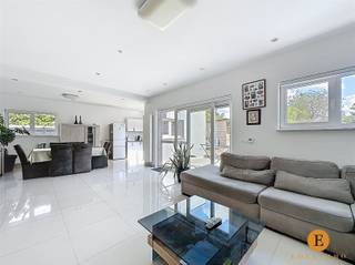 Instapklare en ruime OB met ruime tuin en 6 slaapkamers.In een rustige en residentiële buurt van Sint-Niklaas bevindt zich deze instapklare open...