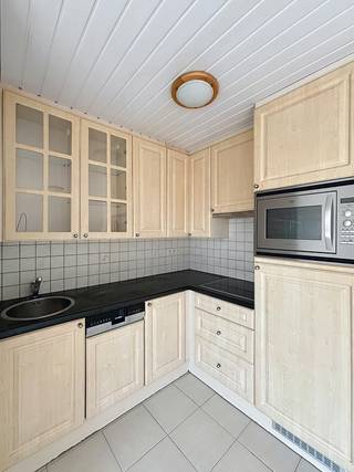 LIEU :<br /><br />Cet appartement est excellent et situé au centre d'Eeklo. Le centre d'Eeklo est accessible à pied ou à vélo : le Markt, le Krügershopping, les magasins, la boulangerie et la boucherie sont tous facilement accessibles.<br /><br />MISE EN PAGE :<br /><br />Hall d'entrée - salon - cuisine (four, réfrigérateur, cuisinière, hotte, évier, lave-vaisselle) - hall supérieur - toilettes - salle de bain avec douche - chambre à coucher - terrasse.<br /><br />INFORMATIONS SUPPLÉMENTAIRES :<br /><br />Cet appartement est disponible dès maintenant.<br />Le chauffage est au gaz via des radiateurs. Excellent EPC (score A) !<br />Cette propriété a été récemment repeinte. Sur la terrasse, vous pourrez profiter de moments de bonheur en plein air sous le soleil !<br /><br />DEMANDE DE VISITE :<br /><br />Vous souhaitez visiter cet appartement ? Assurez-vous de demander votre visite via MijnhuurProfiel via le site Web de Dewaele UNIQUEMENT !