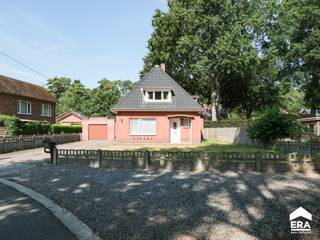 <p><strong>Woning op een perceel van 649 m²</strong></p>
<p>Op zoek naar een woning die u volledig naar eigen smaak kunt renoveren? Deze woning is rustig gelegen op een perceel van <strong>649 m²</strong> en biedt tal van mogelijkheden.</p>
<p><strong>Troeven:</strong></p>
<ul><li>Rustige ligging</li><li>
<p>Perceel van 649 m²</p>
</li><li>
<p>3 slaapkamers</p>
</li><li>
<p>Vrijstaande garage</p>
</li><li>Tuin met potentieel</li></ul>
<p><strong>Extra informatie:</strong></p>
<ul><li>Stookolietank buiten gebruik gesteld (momenteel geen verwarming)</li><li>In 2014 werden alle ramen vervangen door PVC-ramen met HR-glas</li><li>EPC-label F - volgens het EPC, het isoleren van het dak volstaat om een EPC-label D te behalen</li></ul>
<p>Indeling: zie bijlage<br /><br />Neem vandaag nog contact op voor een bezoek.<br /><br />JOUW DROOMHUIS. ZO GEVONDEN!</p>