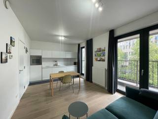 Europese wijk. Prachtig appartement van 47m² met terras - gebouw uit 2014. Inkomhal met gepantserde deur, woonkamer, open ingerichte...