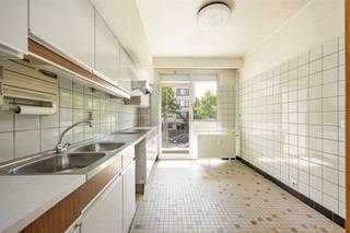 <p><span>Een appartement van dit formaat kom je zelden tegen. Met ca. 193 m² bewoonbare oppervlakte, een indrukwekkende leefruimte die alle ruimte biedt voor een royale zit- én eethoek, vier volwaardige slaapkamers en twee terrassen heb je hier alle troeven in handen om een echte droomwoning te creëren. Voeg daar de rustige ligging vlak bij het Rivierenhof en de optionele garagebox aan toe, en je hebt een unieke opportuniteit voor wie royaal wil wonen.</span></p><p><span>Ruimte die indruk maakt</span></p><p><span>Zodra je de inkomhal binnenstapt, voel je het meteen: dit is geen doorsnee appartement. De royale inkomhal met originele blokjesparket en marmeren vloer vormt de perfecte aanzet naar de indrukwekkende leefruimte van ca. 57 m². Dankzij de grote raampartijen baadt deze ruimte de hele dag in het natuurlijke licht, terwijl de originele blokjesparket en de sierschouw voor heel wat warmte en karakter zorgen.<br /><br />Vanuit zowel de leefruimte als de keuken stap je het terras aan de voorzijde op. Een heerlijke plek om de dag te starten met een kop koffie of om op een zonnige avond nog even buiten te genieten.<br /><br />De ruime keuken biedt vandaag alle basiscomfort, maar vormt tegelijk de ideale basis om een hedendaagse leefkeuken op maat te realiseren die perfect aansluit bij de royale leefruimte.<br /><br />Achteraan wacht nog een extra troef: een polyvalente ruimte van ca. 31 m². Deze ruimte richt je zo in als bureau, hobbyruimte, praktijk, speelkamer of extra leefruimte. Net die extra vierkante meters maken dit appartement zo uitzonderlijk.</span></p><p><span>Vier slaapkamers en ruimte voor iedereen</span></p><p><span>Ook aan slaapruimte geen gebrek. Achteraan bevinden zich vier volwaardige slaapkamers, allemaal rustig gelegen. De grootste slaapkamer beschikt over praktische ingemaakte kasten en geeft rechtstreeks uit op het tweede terras, waar je in alle privacy van een rustig moment geniet.<br /><br />De badkamer is opvallend ruim en uitgerust met een douche, dubbele lavabo, toilet en bidet. Daarnaast is er nog een apart gastentoilet aanwezig.<br /><br />Wie op zoek is naar een appartement met uitzonderlijk veel ruimte én de mogelijkheid om alles volledig naar eigen smaak te renoveren, vindt hier een unieke basis voor jarenlang woonplezier.</span></p><p><span>Groen wonen met alles binnen handbereik</span></p><p><span>De Morckhovenlei is al jaren een geliefde woonlocatie dankzij haar rustige, residentiële karakter en uitstekende bereikbaarheid. Op enkele minuten wandelen ligt het prachtige Rivierenhof, het grootste park van Antwerpen, waar je heerlijk kunt wandelen, sporten of gewoon genieten van het groen.<br /><br />Ook supermarkten, buurtwinkels, scholen en openbaar vervoer bevinden zich op wandelafstand. Met de fiets bereik je vlot het centrum van Antwerpen en ook de Ring ligt vlakbij, waardoor je snel in en uit de stad rijdt. De combinatie van rust, ruimte en een uitstekende ligging maakt dit appartement bijzonder aantrekkelijk voor gezinnen en iedereen die royaal wil wonen.</span></p><p><span> </span></p>