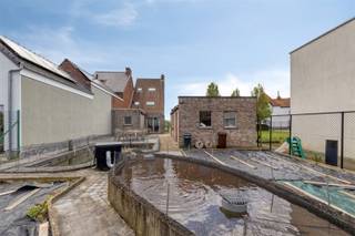 <p><span>Goed onderhouden woning te Bevere.</span></p><p><span> </span></p><p><span>INDELING</span></p><p><span>Op de gelijkvloerse verdieping omvat de woning een inkomhal, living, ruime leefkeuken, berging en douchekamer.</span></p><p><span>Op de tussenverdieping is er een badkamer.</span></p><p><span>Verder op de eerste verdieping heb je 2 ruime slaapkamers.</span></p><p><span>Op de tweede verdieping heb je een 3e slaapkamer en een zolder.</span></p><p><span>De woning geniet een kelder en een grote losstaande garage.</span></p><p><span>De ruime tuin met vijver is een extra troef aan deze halfopen bebouwing.</span></p><p><span> </span></p><p><span>LIGGING</span></p><p><span>Centraal gelegen te Bevere, dichtbij centrum van Oudenaarde.</span></p><p><span>Op wandel en fietsafstand van De Donk, winkels en scholen.</span></p><p><span> </span></p><p><span>TECHNISCH</span></p><p><span>12 zonnepanelen</span></p><p><span>Regenwater, Boorput en stadswater.</span></p><p><span> </span></p><p><span>PRAKTISCH</span></p><p><span>Voor meer info en/of een afspraak bel Eefje van Immo D'hondt 0498 88 88 89 of mail eefje@immodhondt.be</span></p>