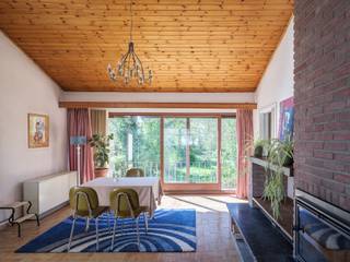Mid-century modern villa (BVO: 262m²) met vier slaapkamers, verdeeld over drie niveaus, gelegen op een groen perceel van 2.335 m² in...