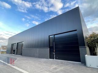 Reeds verhuurde nieuwbouw KMO-unit bestaande uit 99 m² opslagruimte te koop, ideaal als investering, op de nieuwe bedrijvenzone langs de bedrijvige Brugsesteenweg, nabij de Oostendsebaan met een onmiddellijke verbinding naar de A10 op- en afrit Gistel & de E40 op- en afrit Oudenburg.<br /><br />De casco magazijnruimte (brandklasse C) heeft een vrije hoogte van +/- 6 m en is opgebouwd uit een staalconstructie met een silexbetonplint en geïsoleerde sandwichpanelen. Verder is de loods uitgerust met een automatische sectionale poort (4 m B x 4,5 m H), lichtstraat met rookluik en polybetonvloer. Dankzij de ligging aan de kop van het project geniet men van een fantastische visibiliteit. De unit maakt deel uit van fase II van de gloednieuwe KMO-ontwikkeling "De Gaffel" bestaande uit 15 KMO-units te koop met oppervlaktes van 126 m² tot 227 m² (samenvoegbaar tot +/- 850 m²) waarvan 2 units met kantoor (46 m² & 99 m²) en 1 unit met een casco woning (192 m²). De loodsen aan de voorzijde van het project zijn op de 1e verdieping voorzien van een mezzanine en glaspartijen. De KMO-unit in combinatie met woning (met landelijk zicht) situeert zich aan de achterkant van de site. Per magazijn is er minstens één privatieve parkeerplaats. De unit is reeds verhuurd met een maandelijkse huurprijs van €570/maand, wat deze investering extra interessant maakt.<br /><br />Contacteer PANORAMA B2B voor meer inlichtingen, plannen of een vrijblijvend plaatbezoek 0476 215 115.