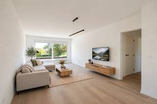 Welkom in Erembodegem, in het nieuwbouwproject aan de Brusselbaan 47. Het gebouw telt acht appartementen en beschikt over een lift en een fietsenstalling. De ligging is praktisch: de bushalte van De Lijn ligt voor de deur, het station van Erembodegem is op enkele minuten en de oprit van de E40 is vlakbij. Scholen, winkels en andere voorzieningen vind je in de buurt, en het centrum van Aalst bereik je snel.Het aanbod is gevarieerd. Er zijn appartementen met 1, 2 en 3 slaapkamers, van ca. 57 m² tot ca. 141 m², en elk appartement heeft een eigen indeling en een eigen buitenruimte. Op het gelijkvloers horen een terras en een private tuin bij de woning, op de verdiepingen een terras. De twee duplexen op de bovenste verdiepingen verdelen hun leefruimte en slaapkamers over twee niveaus. Parkeren kan op een staanplaats of in een garage, die je apart bij je appartement koopt.Het comfort is up-to-date. Alle appartementen worden gebouwd met de nieuwste technieken voor isolatie, ventilatie en energiezuinigheid, zodat het binnenklimaat het hele jaar aangenaam blijft en je energieverbruik laag is. De keuken richt je zelf in, met een budget van 15.000 excl. btw. Zo kies je zelf de stijl en de toestellen.Interesse in een van de appartementen? Vraag meer informatie aan, dan overlopen we samen de mogelijkheden en de prijzen.Aankoop aan 6% btw mogelijk.Sommige beelden werden met AI bewerkt en zijn louter informatief.