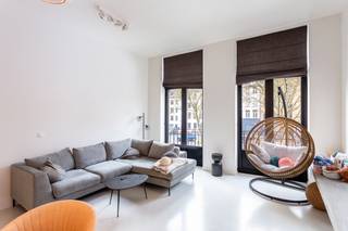 <p><span>Op een centrale locatie aan de Oudeleeuwenrui bevindt zich dit ruime appartement van ca. 109 m² op de eerste verdieping van een karaktervol gebouw met lift.</span></p>
<p><span>Het appartement beschikt over een leefruimte met open keuken, twee slaapkamers, twee badkamers, een aparte wc, technische ruimte en terras. Met een EPC-score van 145 kWh/m²/jaar en label B combineert het appartement ruimte met een gunstige energieprestatie.</span></p>
<p><span>De unit is momenteel verhuurd voor €1.582,99 per maand inclusief €95 forfaitaire kosten en vormt daardoor ook een interessante investering met onmiddellijke huuropbrengst.</span></p>
<p><span>Vraagprijs: €465.000.</span></p>